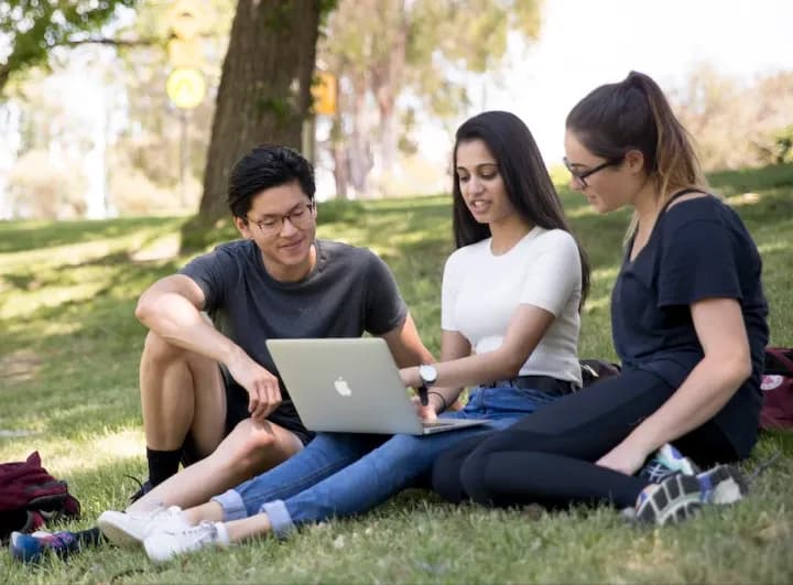 The Australian National University, students-discussion